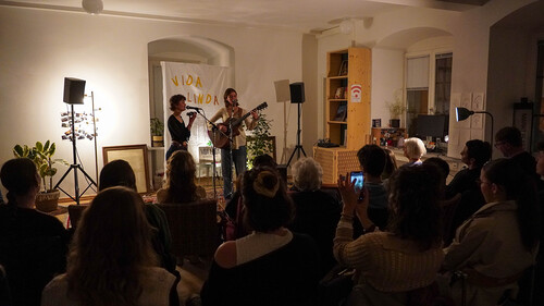 Wohnzimmerkonzert mit Vida Linda im Marktplatz 4 der Jungen Kirche Vorarlberg